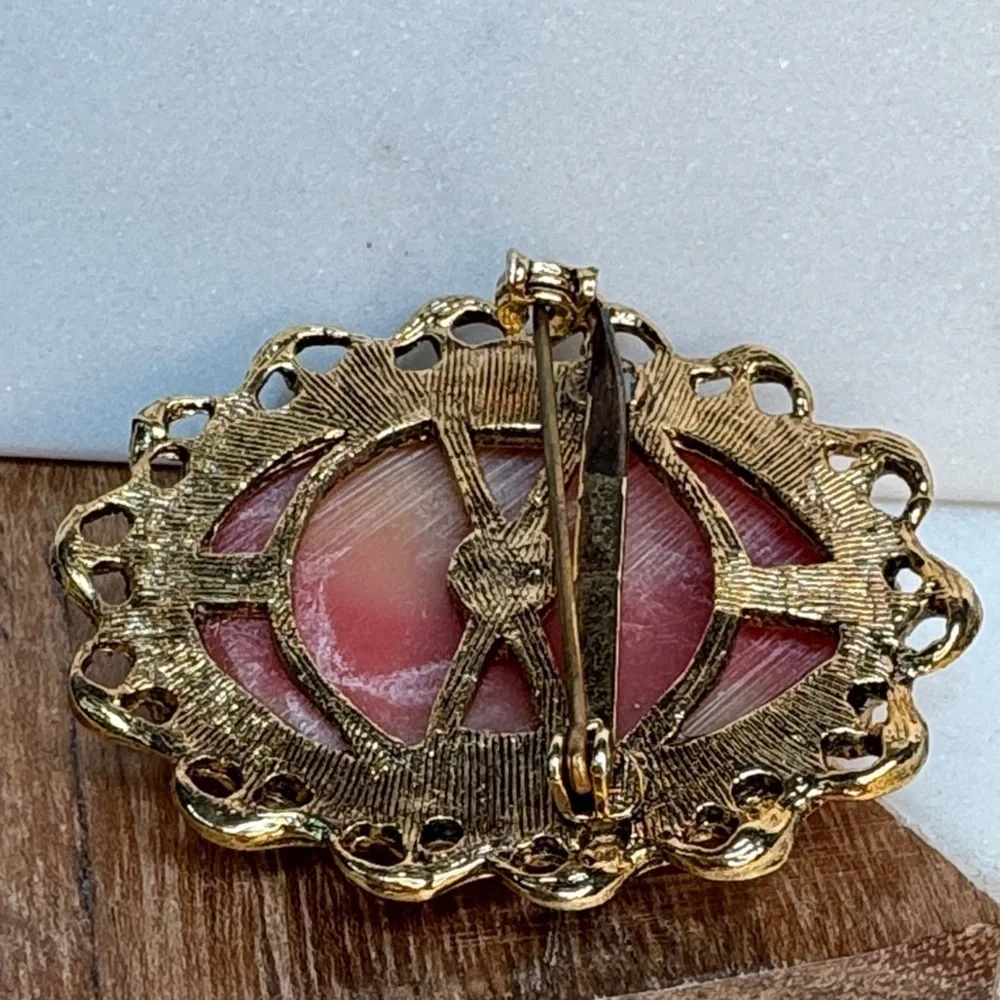 Vintage Cameo Type Costume Pin Brooch in Goldtone Frame Setting Lot B38